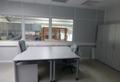 Schreibtische und Stühle im Büro